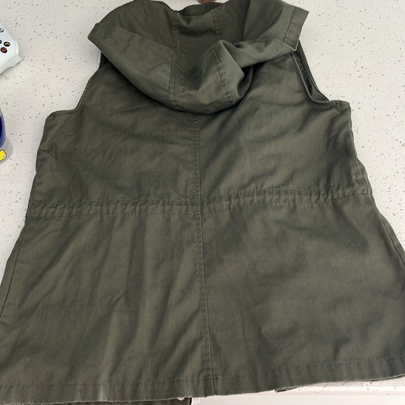 CI Sono Olive Green Zip up/ snap vest with. Draw string waist and hood. XL - Picture 6 of 7
